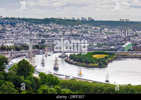 Francia, Senna-Maritime, Canteleu, Armada 2023, vista sopraelevata di Rouen e Gustave Flaubert Bridge, partenza di navi alte Foto Stock