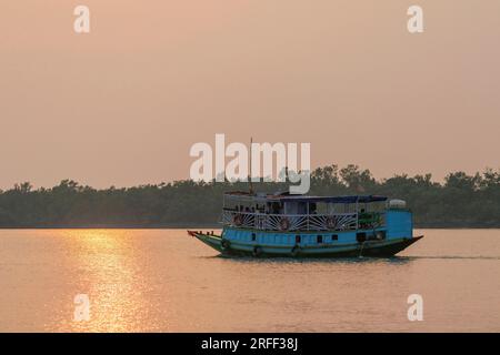 Barca turistica in un'insenatura dei Sunderbans, Delta del Gange, Baia del Bengala, India Foto Stock