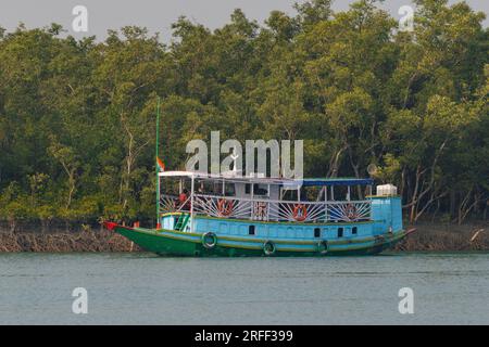 Barca turistica in un'insenatura dei Sunderbans, Delta del Gange, Baia del Bengala, India Foto Stock