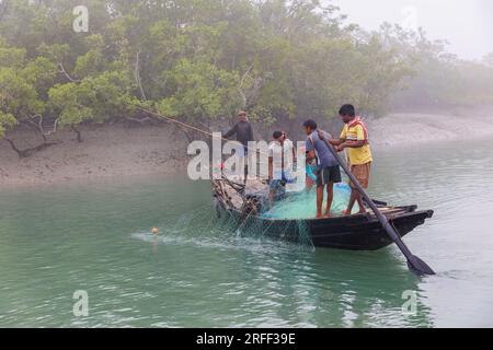 Barca da pesca locale su un'insenatura Sunderbans, Sunderbans, Delta del Gange, Baia del Bengala, India Foto Stock