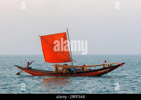 Barca da pesca locale su un'insenatura Sunderbans, Sunderbans, Delta del Gange, Baia del Bengala, India Foto Stock