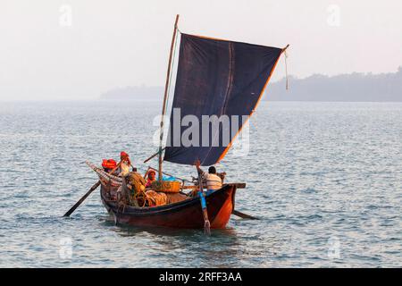 Barca da pesca locale su un'insenatura Sunderbans, Sunderbans, Delta del Gange, Baia del Bengala, India Foto Stock