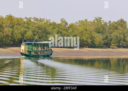 Barca turistica in un'insenatura dei Sunderbans, Delta del Gange, Baia del Bengala, India Foto Stock