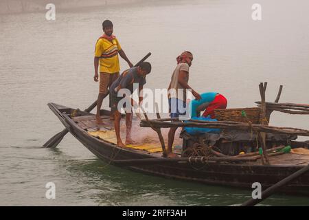 Barca da pesca locale su un'insenatura Sunderbans, Sunderbans, Delta del Gange, Baia del Bengala, India Foto Stock