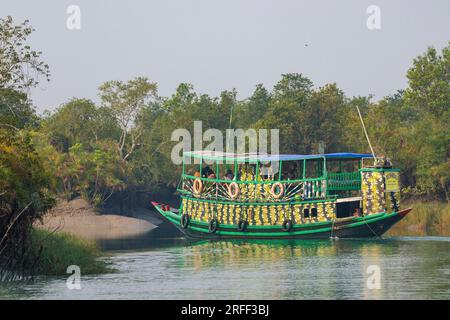 Barca turistica in un'insenatura dei Sunderbans, Delta del Gange, Baia del Bengala, India Foto Stock