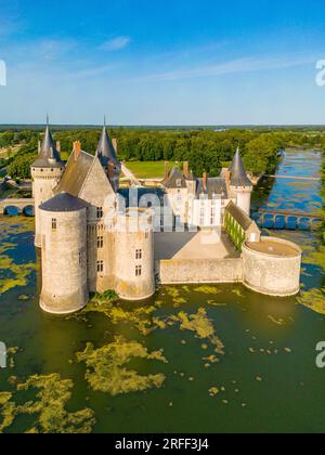 Francia, Loiret, Valle della Loira dichiarata Patrimonio dell'Umanità dall'UNESCO, il castello di Sully sur Loire (vista aerea) Foto Stock