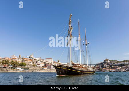 Il Gulden Leeuw, o Leone d'Oro, sul fiume Douro con la città portoghese di Porto sullo sfondo. Lo schooner topsail a tre alberi era bullo Foto Stock