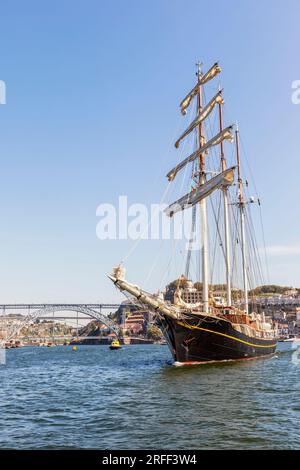 Il Gulden Leeuw, o Leone d'Oro, sul fiume Douro con la città portoghese di Porto sullo sfondo. Lo schooner topsail a tre alberi era bullo Foto Stock