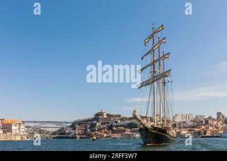 Il Gulden Leeuw, o Leone d'Oro, sul fiume Douro con la città portoghese di Porto sullo sfondo. Lo schooner topsail a tre alberi era bullo Foto Stock