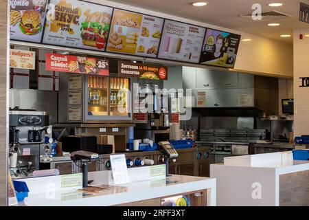 Minsk, Bielorussia - 20 aprile 2023: Check-out da vicino al ristorante Burger King Foto Stock