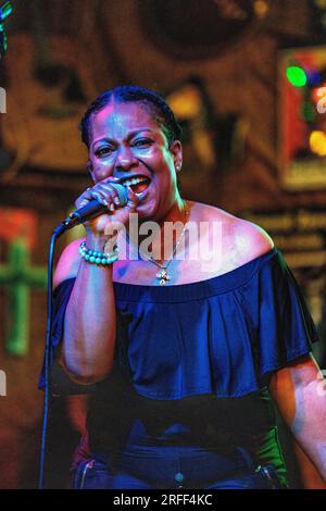 Stati Uniti, Mississippi, Clarksdale, cantante blues Prayer Bailey nel Ground Zero club di Morgan Freeman Foto Stock