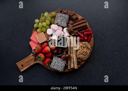 Selezione di frutta e dolci su un piatto Foto Stock