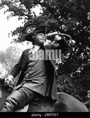 Huntsman Blowing Hunting Horn in TOM JONES 1963 regista TONY RICHARDSON romanzo Henry Fielding sceneggiatura John Osborne costume design John McCorry musica John Addison Woodfall Film Productions / United Artists Foto Stock