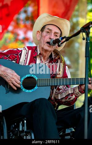 Stati Uniti, Louisiana, Breaux Bridge, Crayfish Festival, il gruppo musicale Cajun Jambalaya Cajun Band, cantante D,L Menard Foto Stock