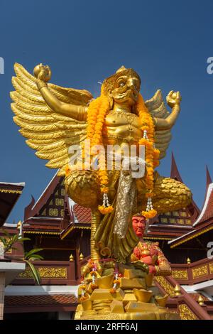 Statua di Garuda, uccelli mitologici con ali dorate, tempio buddista Wat Pho Thong, Bangkok, Thailandia Foto Stock