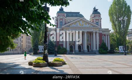 Teatro nazionale IIvan Vazov ambientato nel giardino cittadino, nella città di Sofia, Bulgaria. 3 agosto 2023. Foto Stock