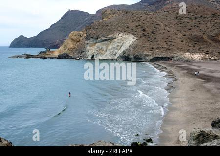 Cala o Playa de la Media Luna. Parco Naturale Cabo de Gata-Nijar, provincia di Almeria, Andalusia, Spagna. Foto Stock