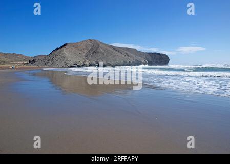 Cala o Playa de la Media Luna. Parco Naturale Cabo de Gata-Nijar, provincia di Almeria, Andalusia, Spagna. Foto Stock