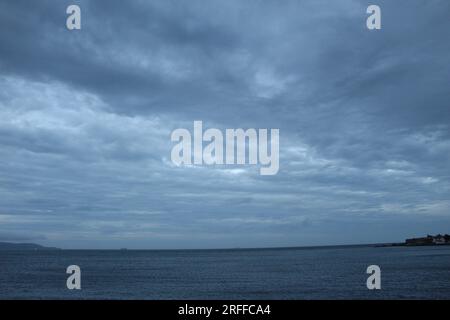 Una foto di un paesaggio marino con alcune nuvole nel cielo. Foto Stock