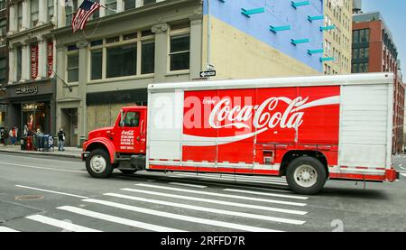 Camion di consegna Coca Cola che attraversa New York, New York City, USA Foto Stock