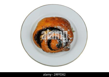 Bun con semi di papavero su una piastra di latta isolata su uno sfondo bianco. Dolce panino fatto in casa. Foto Stock