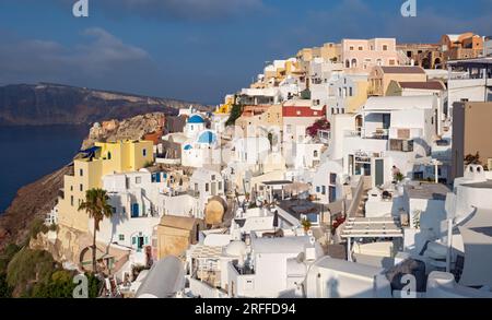 Vista del villaggio di Ia (Oia), Santorini (Thira), Grecia Foto Stock