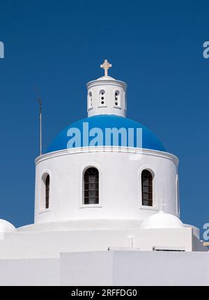 Cupola della Chiesa di Panagia Platsani Akathistos Hymn, Ia (Oia), Santorini, Grecia Foto Stock