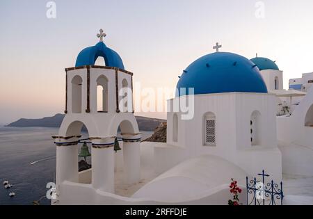 Chiese bianche con cupola blu - Agios Spiridonas (San Spyridon) e Chiesa di Anastasi (Resurrezione), Ia (Oia), Santorini, Grecia Foto Stock