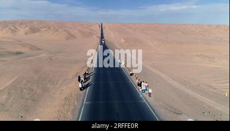 GOLMUD, CINA - 21 LUGLIO 2023 - Una sezione dell'autostrada a forma di U sulla G315 National Highway nella città di Golmud, provincia di Qinghai, Cina, 21 luglio 2023. La Foto Stock