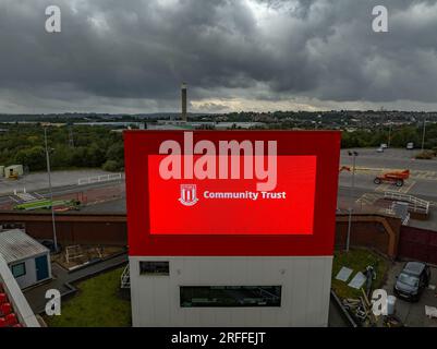 A supporto dello Stoke City Football Club Community Trust lanciate la nuova maglia 2023 con le riprese aeree del drone Trust Logo Foto Stock