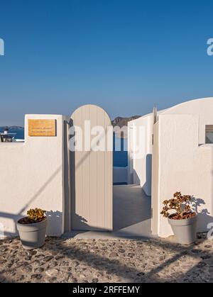 Porta senza cartello d'ingresso, Ia (Oia), Santorini, Grecia Foto Stock