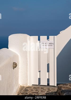 Porta con insegna area privata, Ia (Oia), Santorini, Grecia Foto Stock