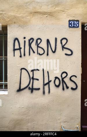 "Airbnb Dehors" Anti Airbnb protesta graffiti a le Panier District Marsiglia Francia Foto Stock