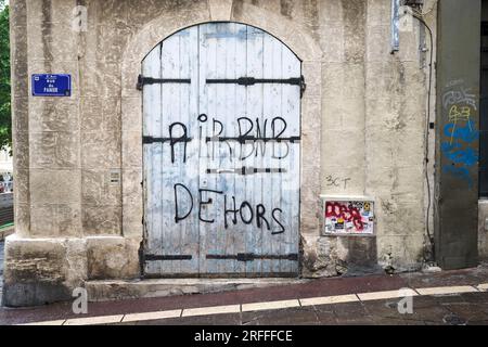 "Airbnb Dehors" Anti Airbnb protesta graffiti a le Panier District Marsiglia Francia Foto Stock