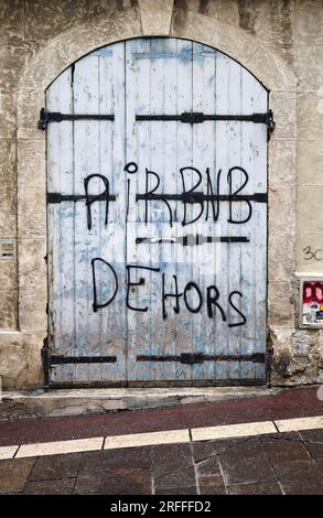 "Airbnb Dehors" Anti Airbnb protesta graffiti a le Panier District Marsiglia Francia Foto Stock