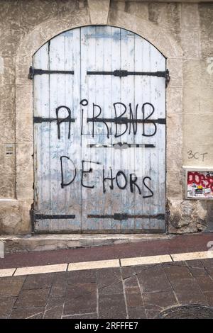 "Airbnb Dehors" Anti Airbnb protesta graffiti a le Panier District Marsiglia Francia Foto Stock