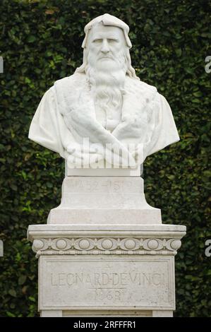 Amboise, Francia - 8 agosto 2013: Un famoso busto di Leonardo da Vinci nei giardini dell'antico castello di Amboise Foto Stock