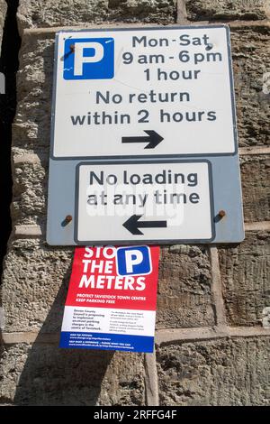 Avviso di campagna per fermare l'installazione dei parchimetri a Tavistock, Devon. Campagna sulle tariffe di parcheggio. Foto Stock