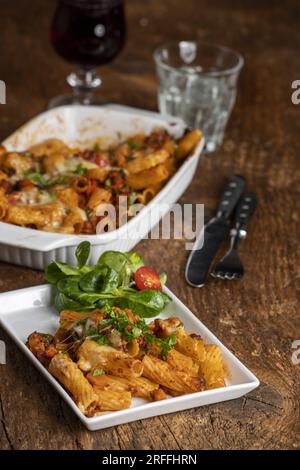 Rigatoni Au Gratin con salsa bolognese Foto Stock