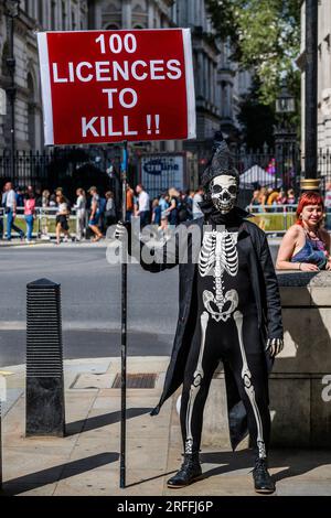 Londra, Regno Unito. 3 agosto 2023. La morte fa passare il suo messaggio - i nostri leader Fiddle mentre Rhodes brucia azione per estinzione ribellione fuori Downing Street. E' in segno di protesta contro il primo ministro Rishi Sunak che autorizza nuove licenze per il petrolio e il gas del Mare del Nord. Crediti: Guy Bell/Alamy Live News Foto Stock