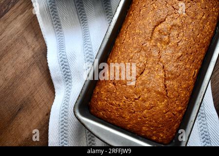 Pane di zucca speziato appena sfornato su sfondo rustico Foto Stock