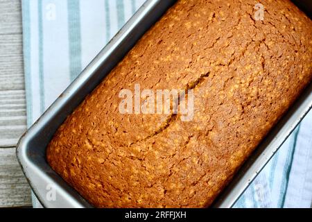 Pane di zucca speziato appena sfornato su sfondo rustico Foto Stock