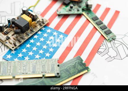 Bandiera degli Stati Uniti su un processore, un'unità di elaborazione centrale CPU o un microchip GPU su una scheda madre. Le aziende STATUNITENSI sono diventate l'ultimo danno collaterale negli Stati Uniti Foto Stock