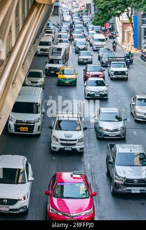 Veicoli bloccati nel traffico stradale cittadino, nel centro di Bangkok, Thailandia Foto Stock