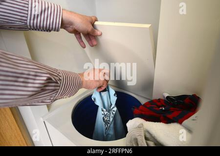 Uno scivolo per la lavanderia in una casa privata. Foto Stock
