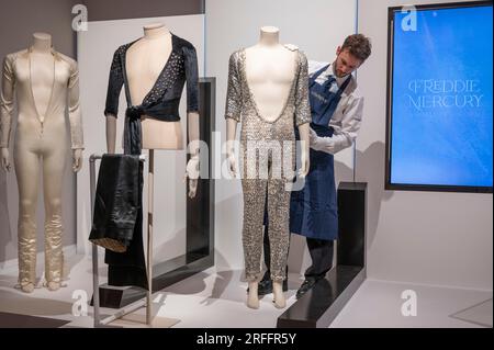 Sotheby's, Londra, Regno Unito. 3 agosto 2023. Una mostra dei contenuti della casa di Freddie Mercury a Londra che riempie Sotheby's London Galleries, in vista dal 4 agosto al 5 settembre davanti a sei aste dedicate al Sotheby's di Londra, nel mese di settembre. Immagine: I costumi di Freddie Mercury dei tour storici, tra cui la scintillante tuta in paillettes argentata indossata sul palcoscenico, stima £ 40,000-60,000. Crediti: Malcolm Park/Alamy Live News Foto Stock