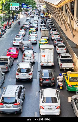 Veicoli bloccati nel traffico stradale cittadino, nel centro di Bangkok, Thailandia Foto Stock