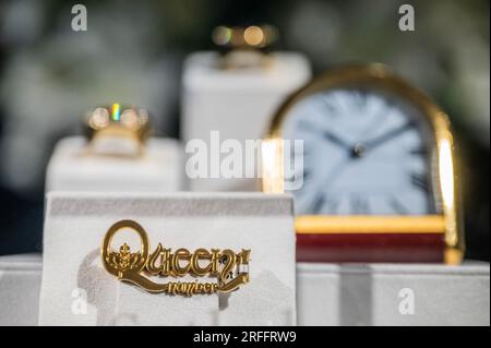 Londra, Regno Unito. 3 agosto 2023. Una broccia d'oro Cartier, una delle sole quattro, est £4000-6000 - l'intera collezione personale di Freddie Mercury viene presentata al pubblico per la prima volta quest'estate in una mostra dedicata di un mese al Sotheby's di Londra. Libera al pubblico, la mostra aprirà il 4 agosto e rimarrà in mostra fino al 5 settembre, prima che gli oggetti vengano offerti attraverso sei aste dedicate, ognuna dedicata ad un diverso aspetto della vita di mercurio, sia pubblica che privata. Crediti: Guy Bell/Alamy Live News Foto Stock