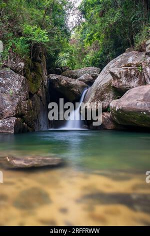 Scena tranquilla di una piccola cascata Silky in una foresta pluviale tropicale Foto Stock