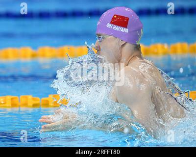 (230803) -- CHENGDU, 3 agosto 2023 (Xinhua) - Qin Haiyang della Cina gareggia durante la semifinale maschile di nuoto dei 200 m ai 31° FISU Summer World University Games a Chengdu, nella provincia del Sichuan della Cina sud-occidentale, 3 agosto 2023. (Xinhua/Zhang Long) Foto Stock